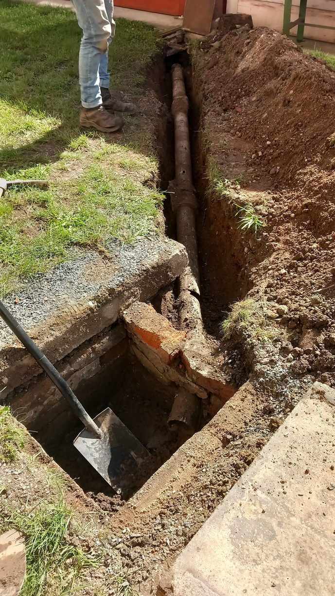 Oprava prasklého kanalizačního potrubí