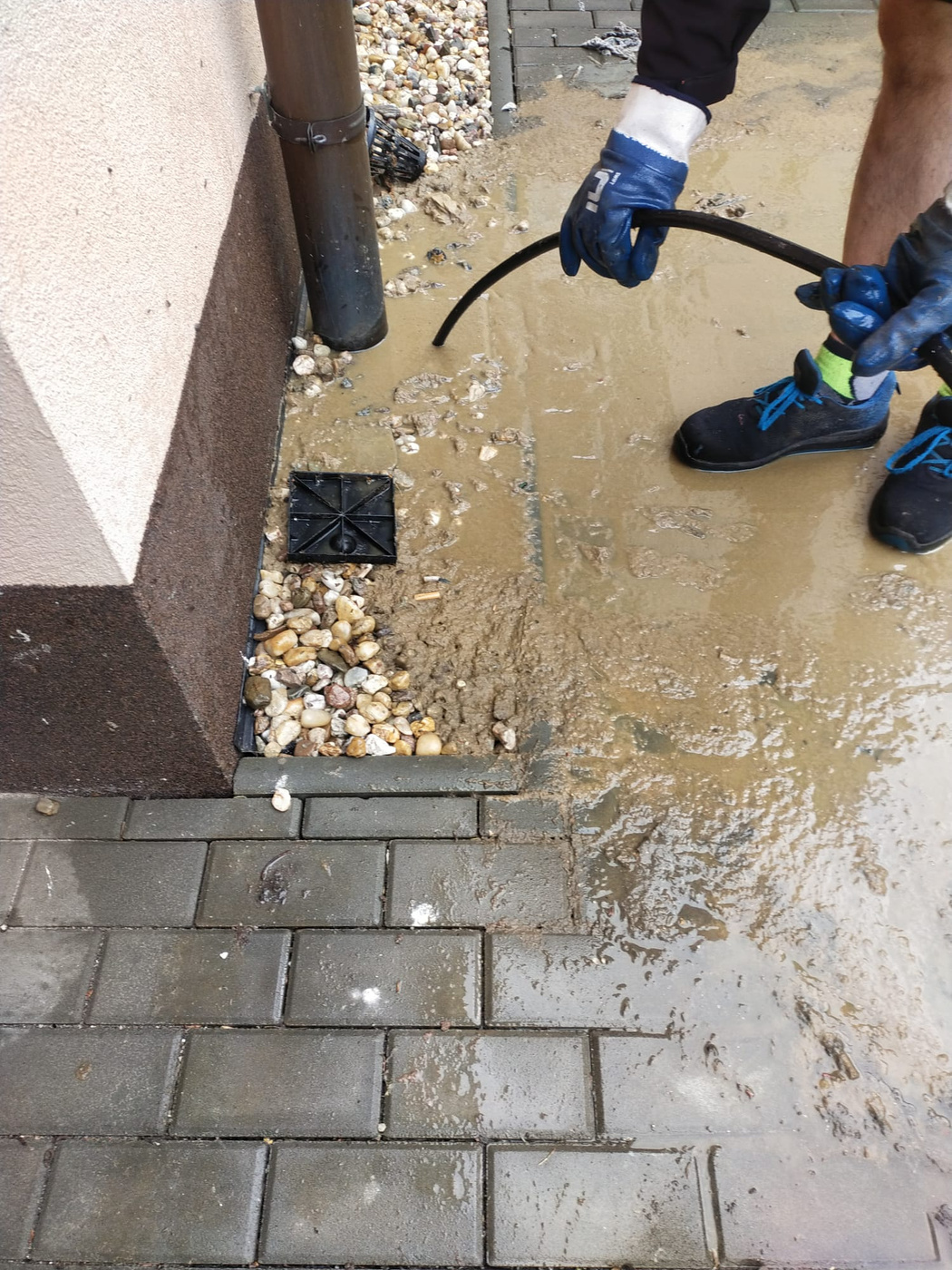 Sedimenty ze střechy v dešťové kanalizaci